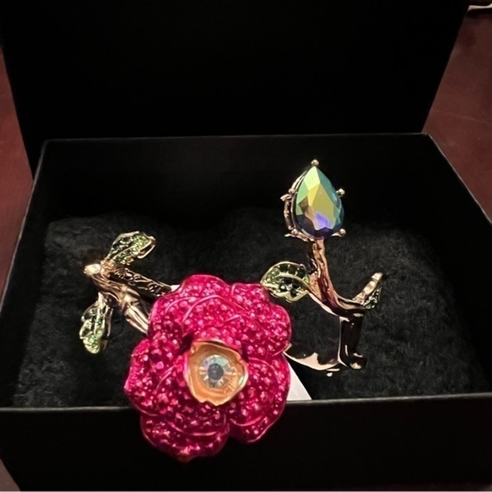 Betsey Johnson Rose Hinged Bangle Bracelet rhinestones NWT - Picture 2 of 8